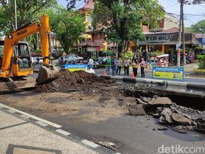 Dinas PU Perbaiki Jalan Bandung Kota Malang yang Ambles Dinas PU Perbaiki Jalan Bandung Kota Malang yang Ambles