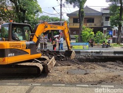 Detik-detik Jalan Bandung Kota Malang Ambles Tinggalkan Lubang Menganga