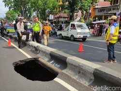Penyebab Aspal Jalan Bandung Kota Malang Ambles Tinggalkan Lubang Menganga