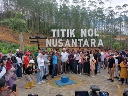 Berkemeja Putih Kunjungi IKN, Ganjar Tegaskan Bakal Lanjutkan