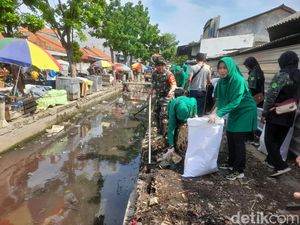 Gercep! Kodim Brebes Respons Sambat Pedagang soal Sampah di Irigasi