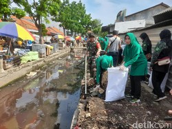 Gercep! Kodim Brebes Respons Sambat Pedagang soal Sampah di Irigasi