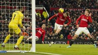 Di babak kedua, MU kembali mendapat gol lewat aksi McTominay. Gol gelandang Skotlandia itu memastikan kemenangan 2-1 sampai laga bubar.  