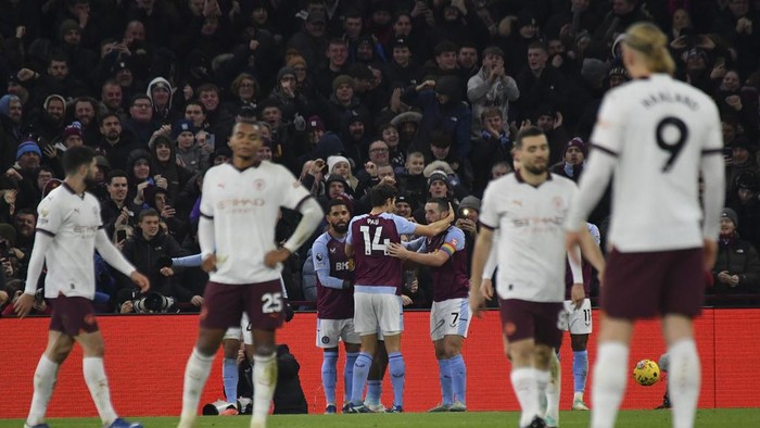 Britain Soccer Premier League Aston Villa's Leon Bailey celebrates with teammates after scoring during the English Premier League soccer match between Aston Villa and Manchester City at Villa Park in Birmingham, England, Wednesday, Dec. 6, 2023. (AP Photo/Rui Vieira)