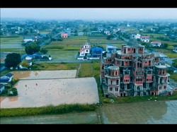 Viral Rumah Bak Istana Megah di Tengah Sawah, Dibangun dari Tumpukan Bata