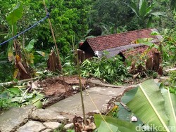 Tanah Gerak di Desa Pasegeran Banjarnegara, Rusak Rumah dan Timbun Warga