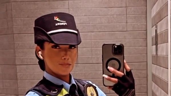 8 Foto Petugas Lalu Lintas Terseksi yang Bikin Para Pengendara Salfok