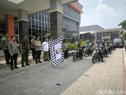 Ringankan Beban Warga Gresik, Polisi Bagikan 7.500 Paket Bansos