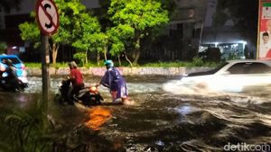 Jalan di Surabaya Tergenang Imbas Hujan Disertai Angin