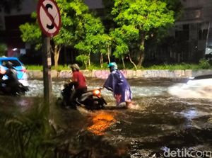 Beberapa Jalan Surabaya Tergenang Air Saat Hujan Deras Disertai Angin Kencang