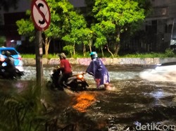 Beberapa Jalan Surabaya Tergenang Air Saat Hujan Deras Disertai Angin Kencang