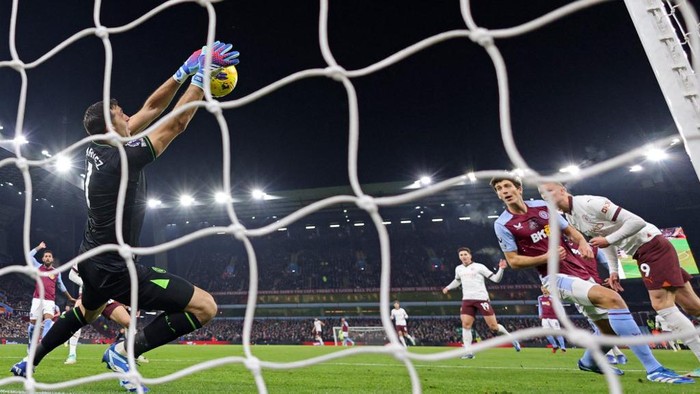 Aston Villas Argentinian goalkeeper #01 Emiliano Martinez (L) makes a save from a header by Manchester Citys Norwegian striker #09 Erling Haaland (R) during the English Premier League football match between Aston Villa and Manchester City at Villa Park in Birmingham, central England on December 6, 2023. (Photo by Adrian DENNIS / AFP) / RESTRICTED TO EDITORIAL USE. No use with unauthorized audio, video, data, fixture lists, club/league logos or live services. Online in-match use limited to 120 images. An additional 40 images may be used in extra time. No video emulation. Social media in-match use limited to 120 images. An additional 40 images may be used in extra time. No use in betting publications, games or single club/league/player publications. /