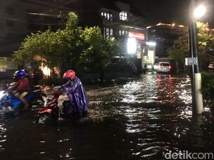 Puluhan Motor Mogok Imbas Genangan Setinggi Betis di Jl Ciliwung Surabaya
