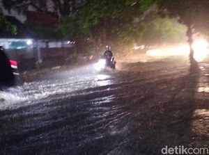 Malam Ini Surabaya Diguyur Hujan Angin, Sejumlah Pohon Dilaporkan Tumbang