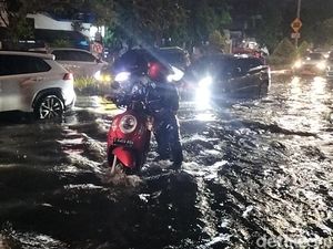 Tips Mengatasi Motor dan Mobil Mogok di Tengah Banjir