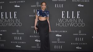 Foto: Gaya JLo Pakai Gaun Underboob Antipeluru, Elegan dan Seksi