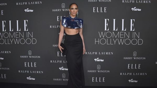Foto: Gaya JLo Pakai Gaun Underboob Antipeluru, Elegan dan Seksi