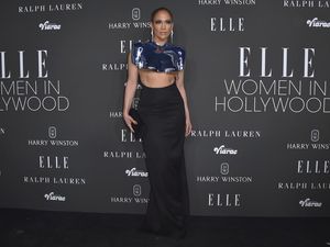 Foto: Gaya JLo Pakai Gaun Underboob Antipeluru, Elegan dan Seksi