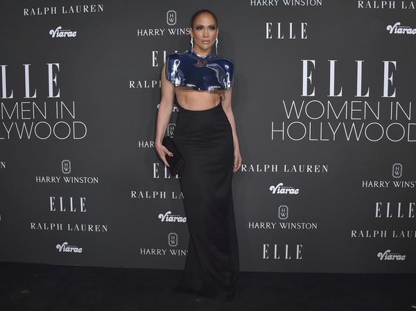 Foto: Gaya JLo Pakai Gaun Underboob Antipeluru, Elegan dan Seksi