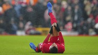 Joel Matip. Pemain bertahan Kamerun ini menjadi salah satu pemain andalan Klopp. Dengan kontraknya habis di musim panas, dan rekam jejaknya soal cedera, Matip tampak memasuki bulan-bulan terakhir di Anfield. Foto: AP/Jon Super