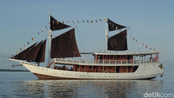 Gagahnya Kapal Pinisi Saat Berburu Keindahan di Pulau-pulau Terluar Madura