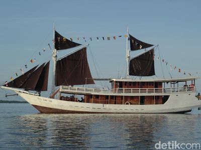 Gagahnya Kapal Pinisi Saat Berburu Keindahan di Pulau-pulau Terluar Madura