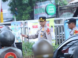 Polisi: 12 Tiang Bendera Parpol Roboh di Flyover Kuningan, Rawan Celaka