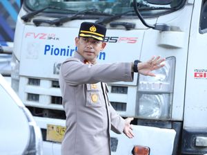 Momen Kapolsek Mampang Turun Atur Lalin Imbas Truk Mogok di Tendean