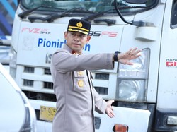 Momen Kapolsek Mampang Turun Atur Lalin Imbas Truk Mogok di Tendean