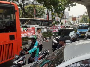 Truk BBM Melintang di Tendean Belum Dievakuasi, TransJ Tak Bisa Melintas Truk BBM Melintang di Tendean Belum Dievakuasi, TransJ Tak Bisa Melintas