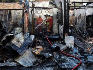 Enam Toko Abon dan Barang Antik di Surabaya Hangus Terbakar Enam Toko Abon dan Barang Antik di Surabaya Hangus Terbakar