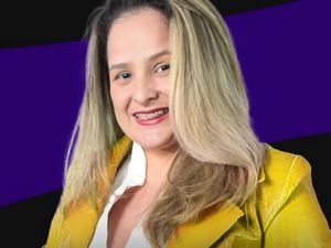 Penyanyi Ini Lepas Underwear & Sugguhkan Alkohol di Panggung, Jadi Kontroversi