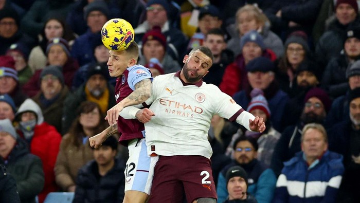 Soccer Football - Premier League - Aston Villa v Manchester City - Villa Park, Birmingham, Britain - December 6, 2023  Aston Villas Lucas Digne in action with Manchester Citys Kyle Walker Action Images via Reuters/Andrew Boyers NO USE WITH UNAUTHORIZED AUDIO, VIDEO, DATA, FIXTURE LISTS, CLUB/LEAGUE LOGOS OR LIVE SERVICES. ONLINE IN-MATCH USE LIMITED TO 45 IMAGES, NO VIDEO EMULATION. NO USE IN BETTING, GAMES OR SINGLE CLUB/LEAGUE/PLAYER PUBLICATIONS.