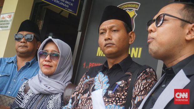 Lurah Karangwuni, Anwar Musadad didampingi kuasa hukumnya, lurah Wirokerten, dan kelompok Paman Usman melaporkan Ade Armando ke Polda DIY, Kamis (7/12)