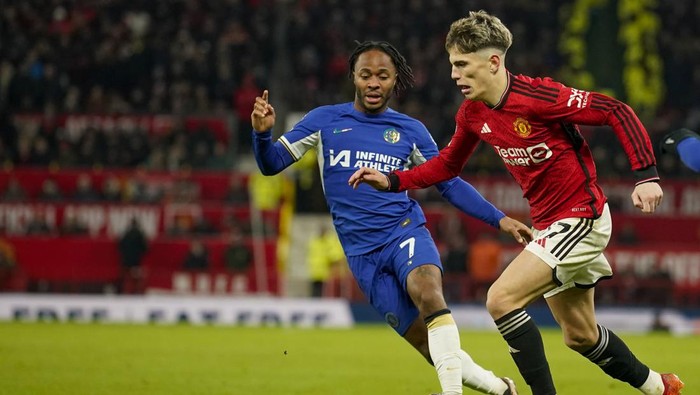 Manchester Uniteds Alejandro Garnacho, right, duels for the ball with Chelseas Raheem Sterling during the English Premier League soccer match between Manchester United and Chelsea at Old Trafford stadium in Manchester, England, Wednesday, Dec. 6, 2023. (AP Photo/Dave Thompson)