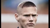 Scott McTominay, yang bikin 2 gol dalam kemenangan 2-1 untuk MU, disanjung seperti Ronaldo sang legenda Brasil. Foto: dok. Internet/X (Twitter)