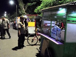 Satpol PP Tertibkan Parkir dan PKL di Alun-alun Pancasila Kebumen
