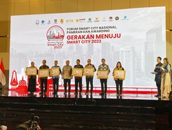 Surabaya Raih Penghargaan Smart Government & Smart Environment dari Kominfo