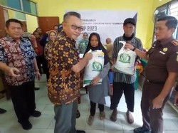 Salurkan Bantuan Pangan, Pemkab Karawang Pastikan Kualitas Berasnya Baik