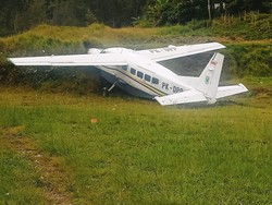 Penampakan Pesawat Dabi Air Tergelincir-Tabrak Bukit di Bandara Kogapa
