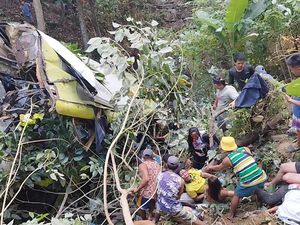 16 Orang Tewas Setelah Bus Jatuh ke Tebing Setinggi 30 Meter di Filipina 16 Orang Tewas Setelah Bus Jatuh ke Tebing Setinggi 30 Meter di Filipina