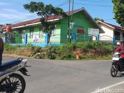 Poster Caleg Masih Terpasang di Pagar Sekolah Palembang