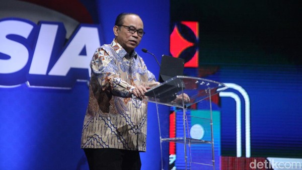 Menteri Komunikasi dan Informatika (Menkominfo) Budi Arie Setiadi memberikan sambutan dalam acara #DemiIndonesia Cerdas Memilih di The Kasablanka Hall, Kota Kasablanka, Jakarta Selatan, Kamis (7/12/2023).