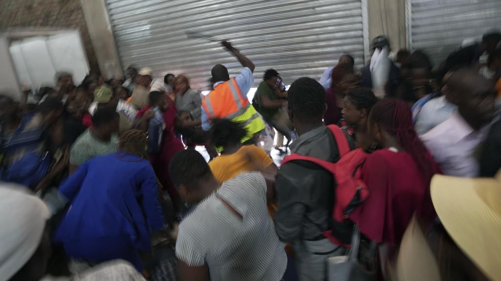Potret Warga Zimbabwe Desak-desakkan demi Dapat Kerja Potret Warga Zimbabwe Desak-desakkan demi Dapat Kerja