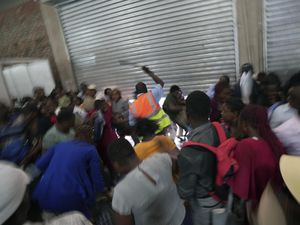 Potret Warga Zimbabwe Desak-desakkan demi Dapat Kerja