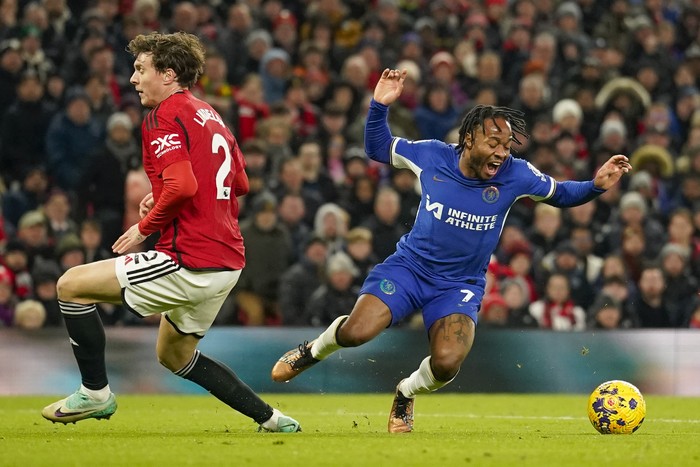 raheem sterling victor lindeloef manchester united vs chelsea mu vs chelsea man utd vs chelsea man united vs chelsea manchester united chelsea liga inggris premier league Chelsea's Raheem Sterling, right, duels for the ball with Manchester United's Victor Lindelof during the English Premier League soccer match between Manchester United and Chelsea at Old Trafford stadium in Manchester, England, Wednesday, Dec. 6, 2023. (AP Photo/Dave Thompson)