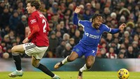 Terbaru, Manchester United menang atas Chelsea 2-1 di lanjutan Liga Inggris, Kamis (7/12) dini hari WIB. Raheem Sterling tidak berdaya (AP)