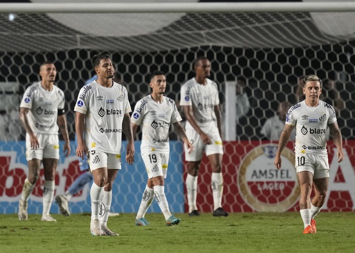 Players of Brazils Santos react after Juan Sforza of Newells Old Boys of Argentina scored a goal during a Copa Sudamericana Group E soccer match at Vila Belmiro stadium in Santos, Brazil, Tuesday, June 6, 2023. (AP Photo/Andre Penner)