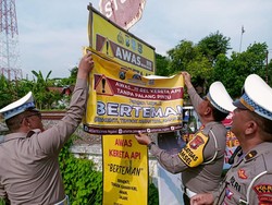 Polisi Ngawi Pasang Peringatan di Pelintasan KA yang Rawan Kecelakaan