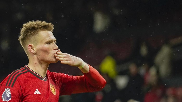 Manchester Uniteds Scott McTominay greets fans at the end of the English Premier League soccer match between Manchester United and Chelsea at Old Trafford stadium in Manchester, England, Wednesday, Dec. 6, 2023. (AP Photo/Dave Thompson)